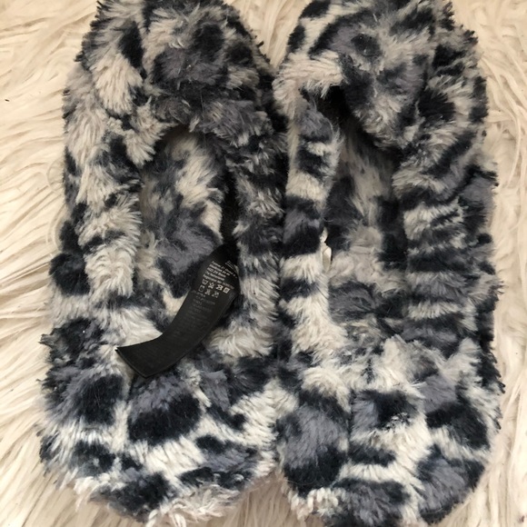 Forever 21 cute fluffy cow design black & white Normcore slippers, size 5-6 - Picture 4 of 4